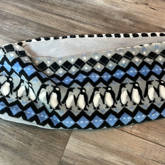 Vera Bradley Fleece Loop Infinity Scarf Blue Penguins Intarsia - Picture 2 of 5